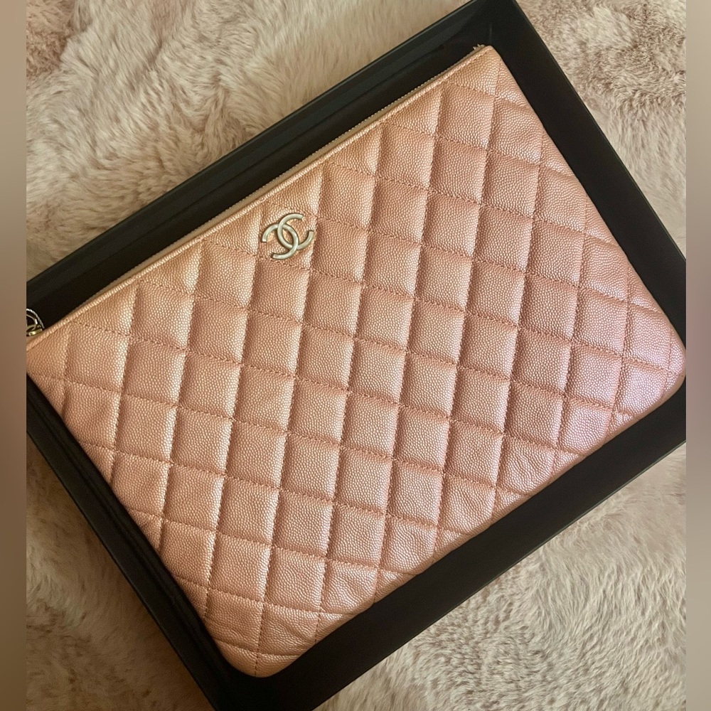 CHANEL Pink Iridescent O Case - Picture 3 of 3